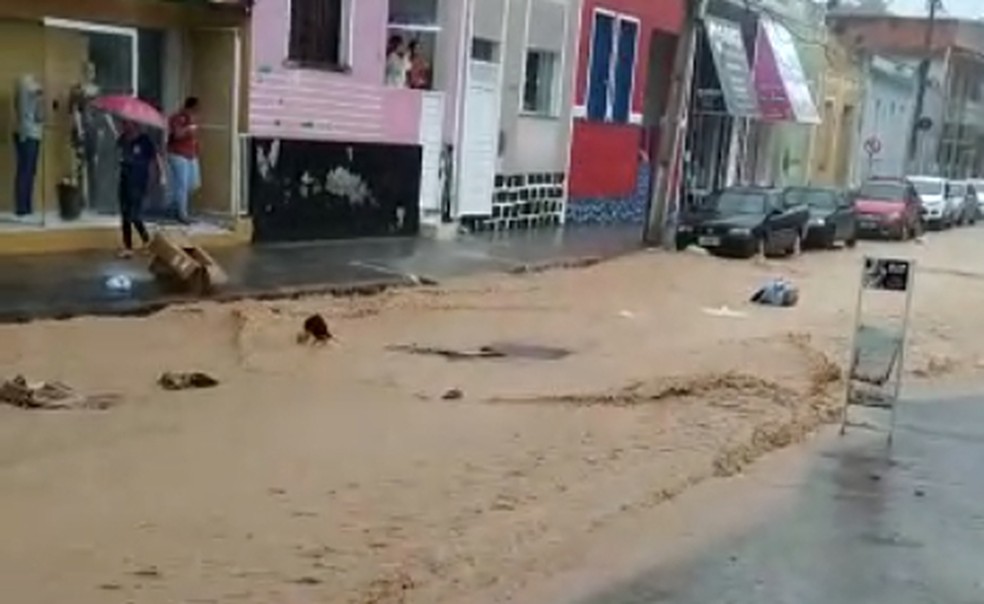 Chuva deixou ruas alagadas em Ubaíra, nesta sexta-feira (23). — Foto: Redes Sociais