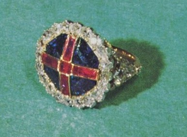 O anel do soberano, com a cruz de São Jorge em rubis (Foto: Getty Images)