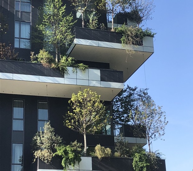 Edifício Bosco Verticale, em Milão, é um exemplo de paisagismo integrado à construção e à cidade (Foto: Catê Poli / Divulgação)