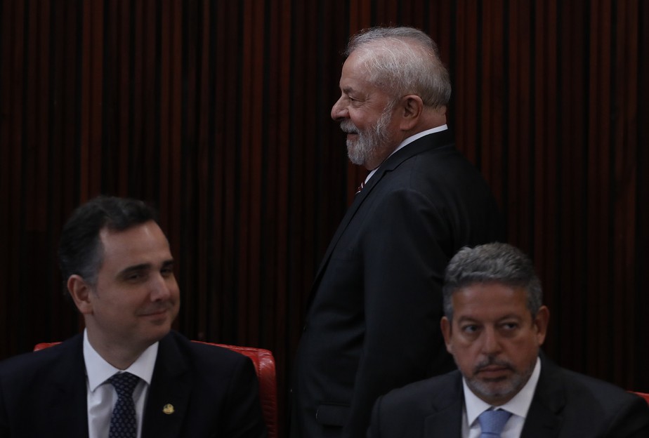 Lula entre o presidente do Senado, Rodrigo Pacheco (à esq.), e o dirigente da Câmara dos Deputados, Arthur Lira, durante sua diplomação no TSE