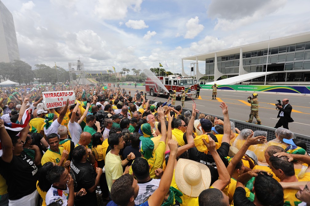Bombeiros refrescam público em frente ao Palácio do Planalto, em Brasília (DF), antes da cerimônia de posse do presidente eleito Jair Bolsonaro — Foto: Fábio Tito/G1