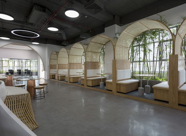 O bambu foi adicionado ao longo do saguão para suavizar a quantidade de luz (Foto: Reprodução/archdaily)