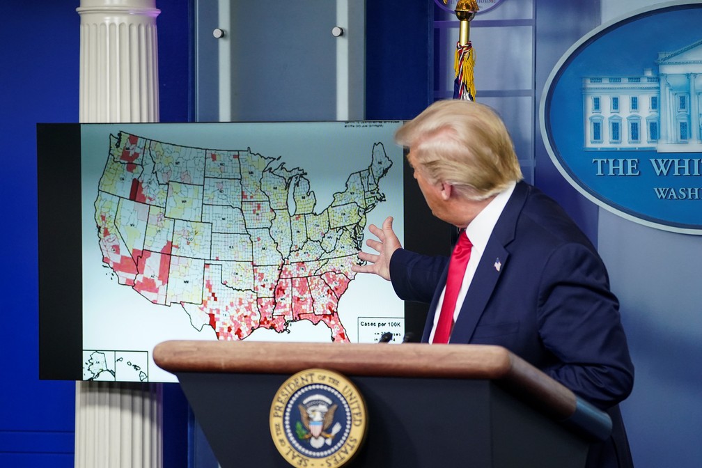 Presidente dos EUA, Donald Trump, mostra mapa de casos de novo coronavírus nos EUA em coletiva nesta quinta-feira (23) — Foto: Kevin Lamarque/Reuters