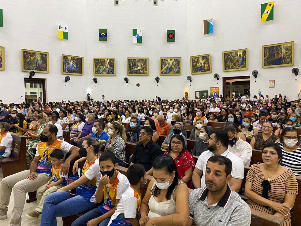 Público acompanha a abertura do novenário na Catedral Nossa Senhora da Glória — Foto: Bruno Vinicíus/Rede Amazônica Acre