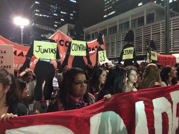 Manifestantes em SP fazem menção ao estupro de adolescente no RJ (Foto: Lívia Machado/G1)