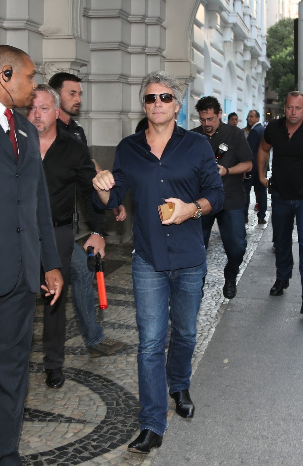 Jon Bon Jovi passeia pelo Rio e posa para fotos com fãs 