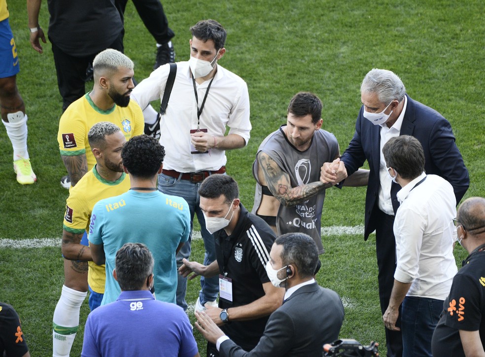 Neymar, Messi, Scaloni e Tite conversam após a interrupção — Foto: Marcos Ribolli