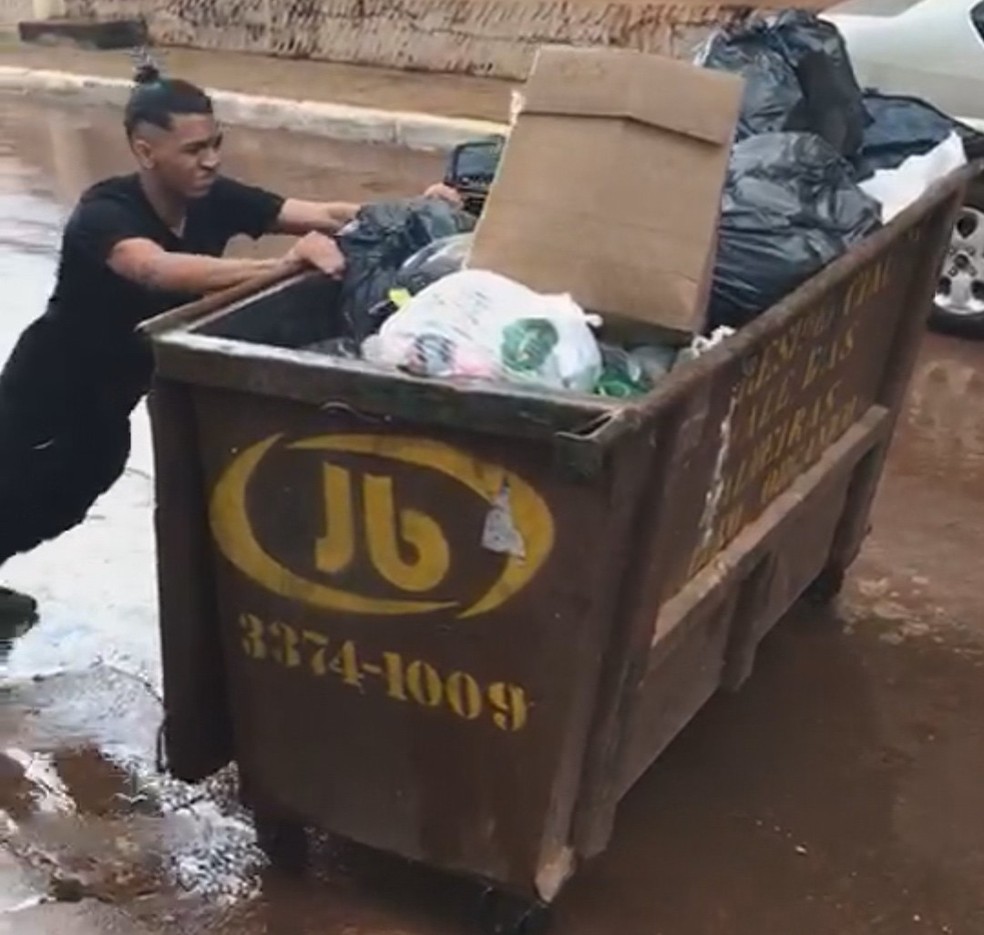 Jovem ajuda garis a carregar lixo — Foto: Arquivo pessoal