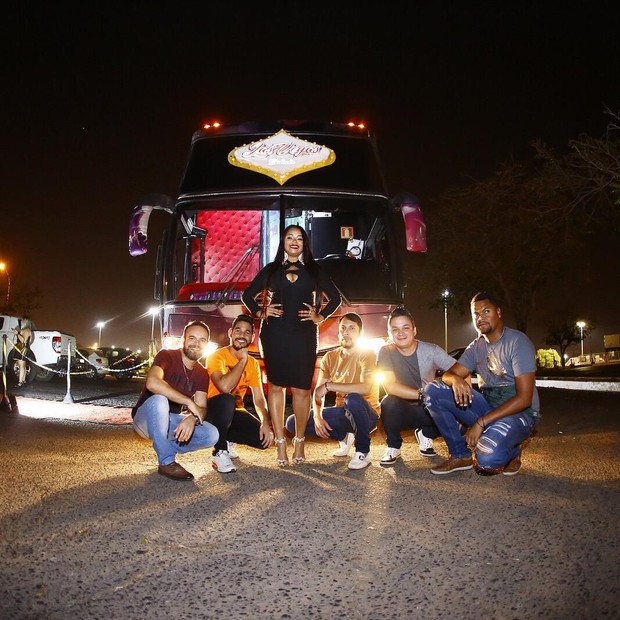 Elis Nair se diverte com fãs em balada itinerante (Foto: Shodo Yassunaga e Monica Fernandes/Divulgação)