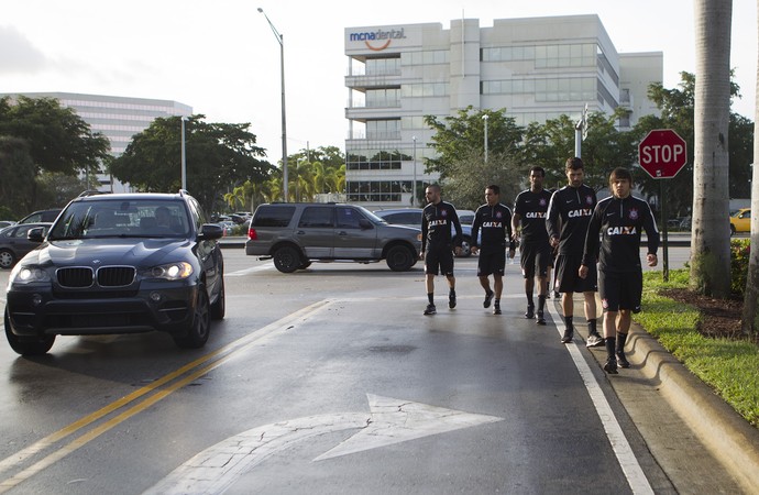 Jogadores do Corinthians foram andando do hotel para a academia (Foto: Daniel Augusto Jr / Agência Corinthians)