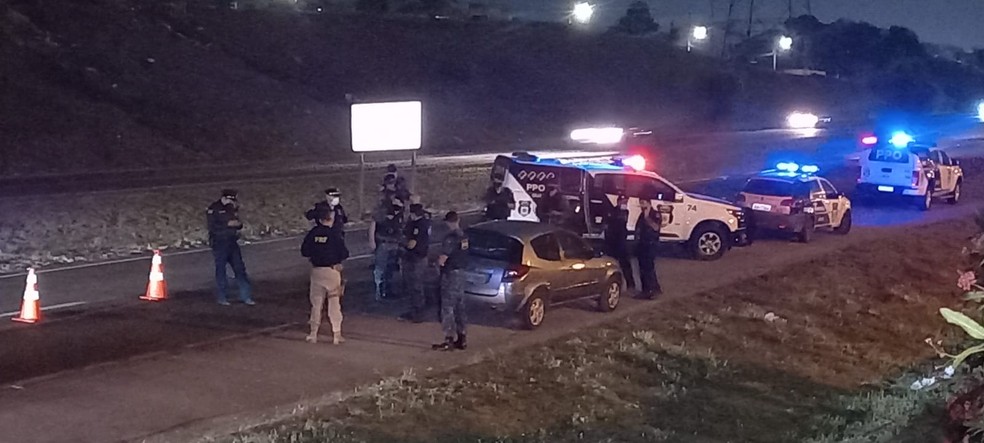 Homem foi morto ao tentar assaltar guarda municipal de Curitiba que ajudava esposa a consertar carro, segundo a corporação — Foto: Tony Mattoso/RPC
