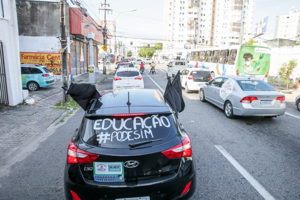 Associações de escolas particulares realizam carreata pela volta às aulas presenciais em Fortaleza. — Foto: Camila Lima/Sistema Verdes Mares