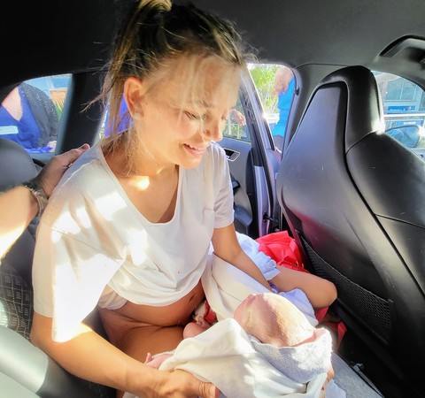 Mãe dá à luz no banco de trás do carro: 'Ela estava bem e de repente, bum!', lembra o pai