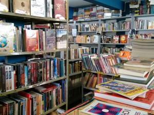 Sebo em Divinópolis oferece vários estilos literários aos consumidores (Foto: Ricardo Welbert/G1)