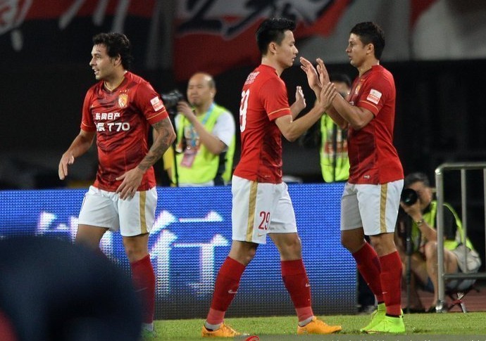 Elkeson comemora gol Guangzhou Evergrande Ricardo Goulart  (Foto: Reprodução Sina.com)