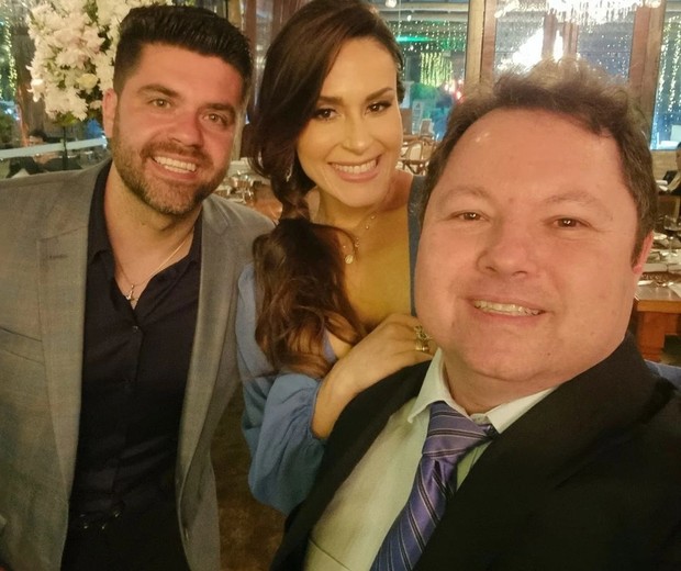 A apresentadora Nadja Haddad entre o marido, Danilo Joan, e Alexandre Porpetone (Foto: Reprodução/Instagram)