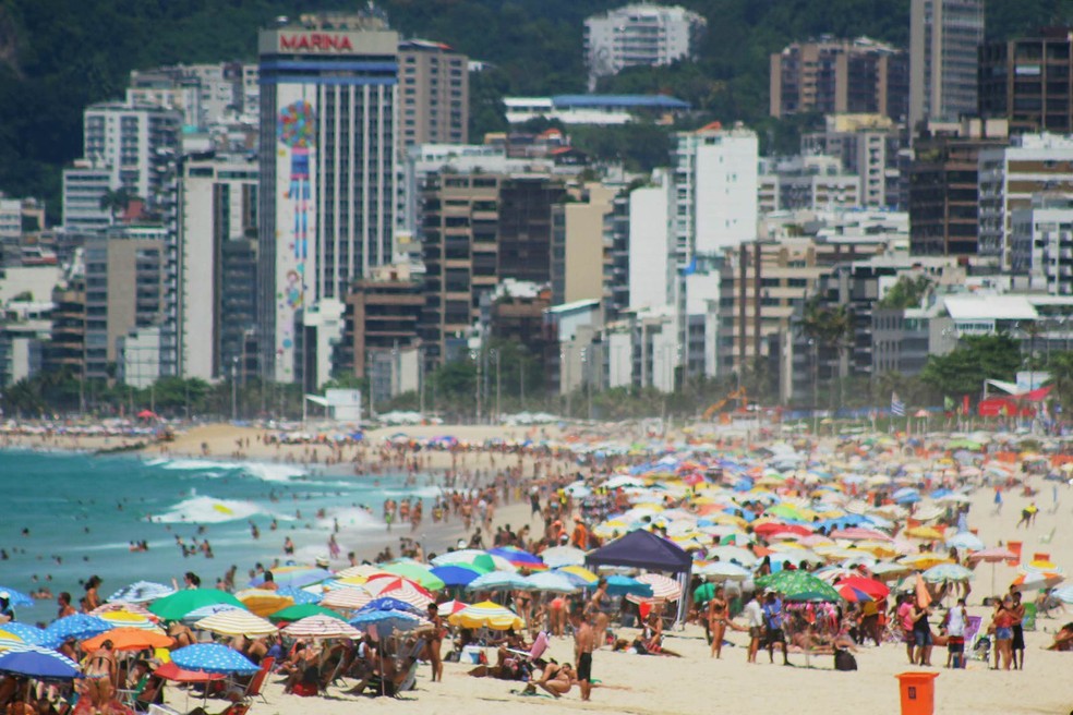 Movimentação de banhistas em dia de calor na Praia de Ipanema, na Zona Sul do Rio de Janeiro (Foto: Ellan Lustosa/Código19/Estadão Conteúdo)