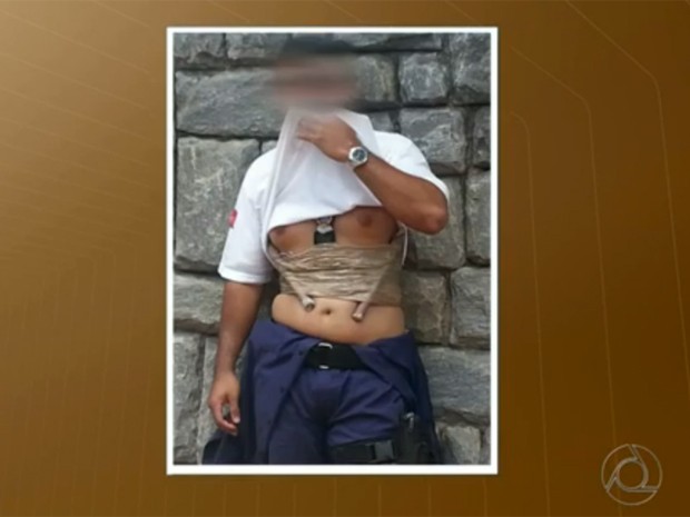 Motorista estava usando colete com artefatos que a polícia disse que eram falsos na Paraíba (Foto: Reprodução / TV Cabo Branco)