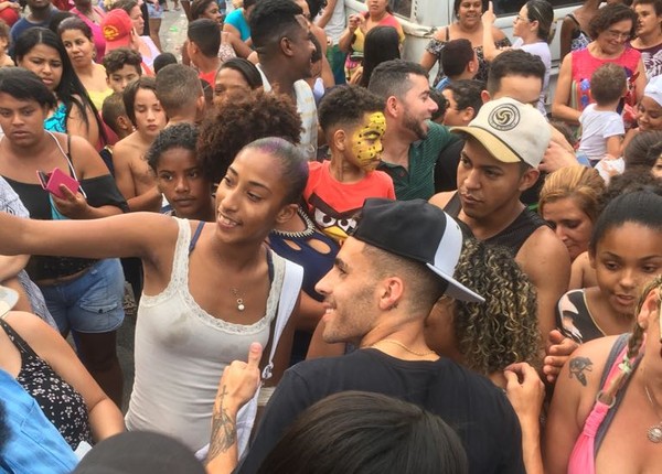 Gabriel, do Corinthians, distribui presentes a crianças em São Paulo