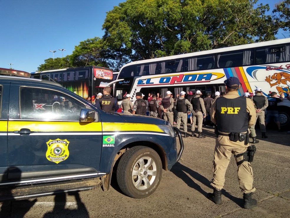 Ônibus de torcedores do Lanús são acompanhados e revistados no Rio Grande do Sul (Foto: Divulgação/PRF)