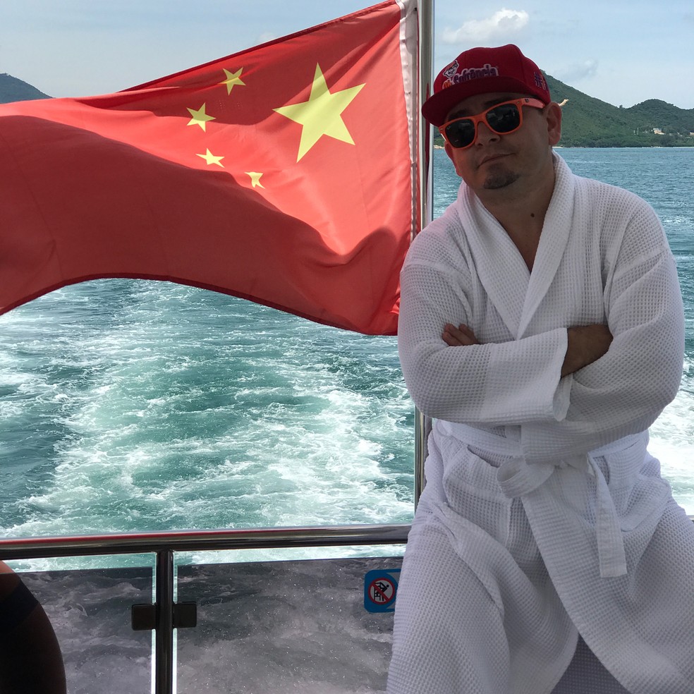 Fabinho Sofrência navegando de lancha durante passagem pela China — Foto: Arquivo Pessoal