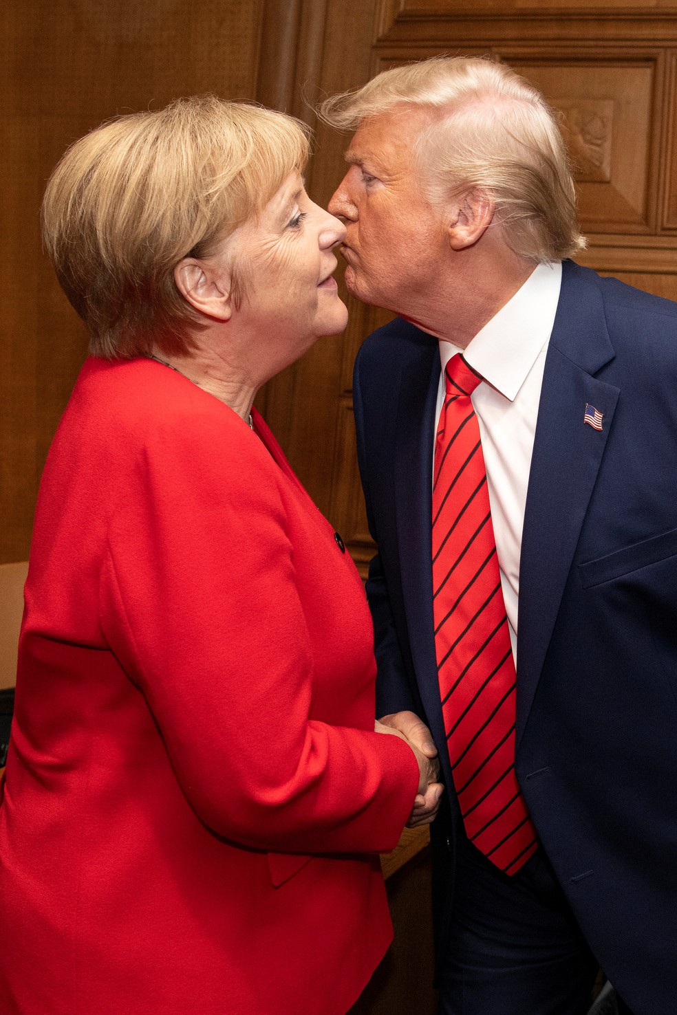 A chanceler alemã, Angela Merkel, cumprimenta o presidente americano, Donald Trump, durante debate da Assembleia Geral da ONU nesta terça-feira (24), em Nova York. — Foto: Guido Bergmann/Bundesregierung/Handout via Reuters