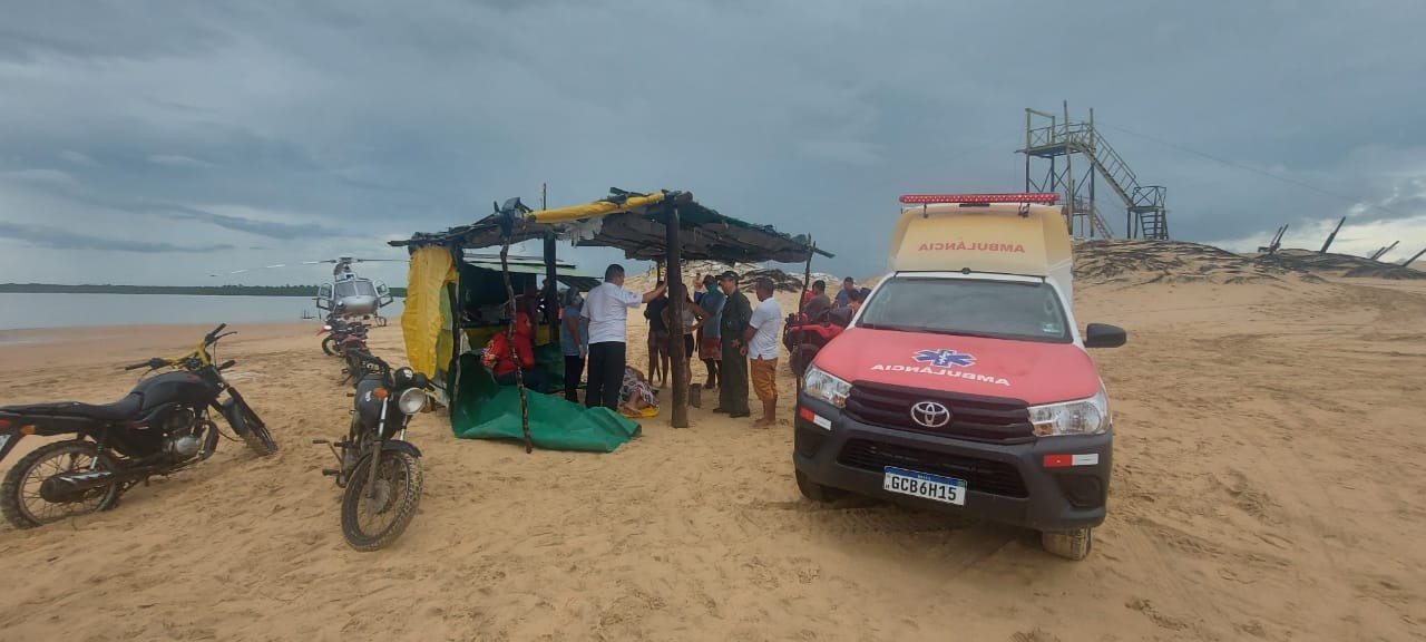 Turista cai após cabo de aço de tirolesa romper em praia no litoral do Ceará