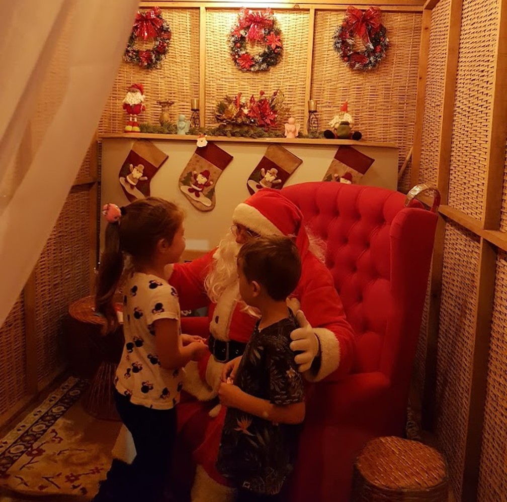Casa do Papai Noel, na rua iluminada da Família Molleta  — Foto: Natalia Filippin/G1