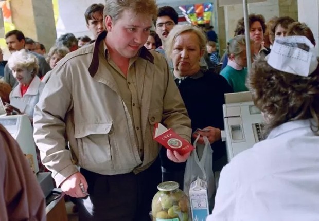 Nos últimos anos da União Soviética, as necessidades básicas eram escassas e as filas nas lojas eram comuns (Foto: GETTY IMAGES via BBC Brasil)
