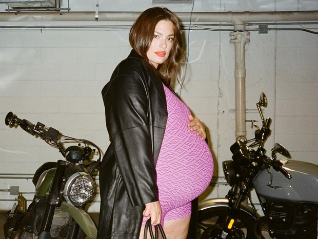 Ashley Graham mostra barrigão de gravidez das gêmeas (Foto: Reprodução/Instagram)