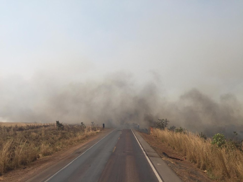 Fumaça de queimadas interdita trecho da BR-163 em Mato Grosso — Foto: Divulgação
