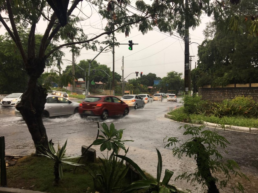 Alagamento na Avenida Ayrton Senna, durante chuva na manh&atilde; desta sexta-feira (13) &mdash; Foto: Quezia Oliveira/Inter TV Cabugi