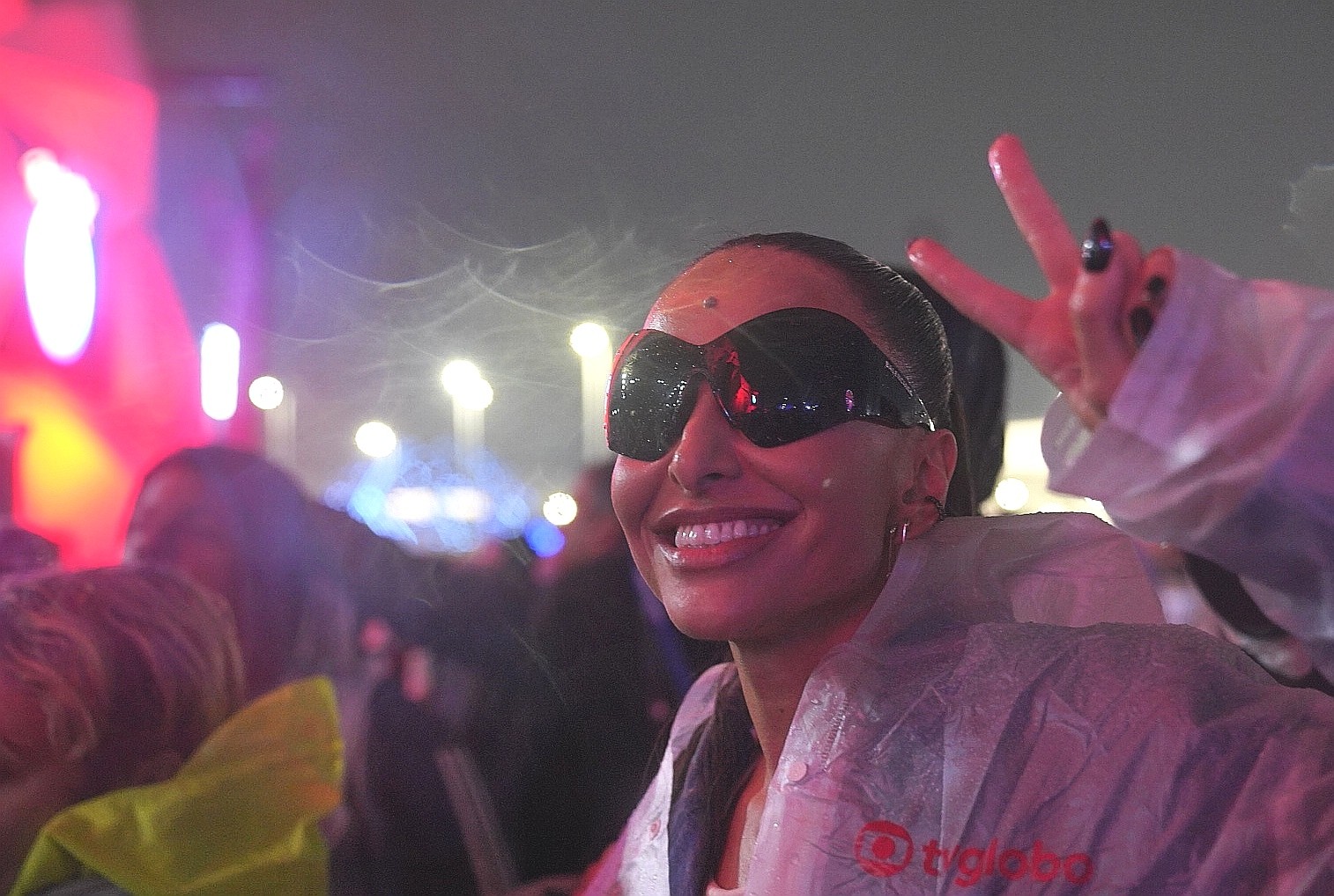 Sabrina Sato enfrenta chuva para ver Gilberto Gil no Rock in Rio