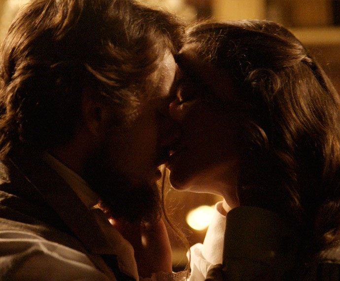 Felipe e Lívia se beijam, apaixonados (Foto: TV Globo)