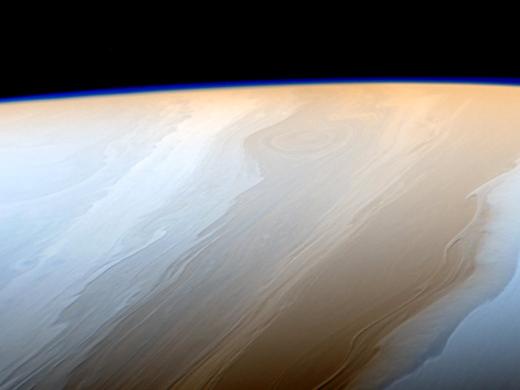 As nuvens de Saturno se parecem pinceladas porque as ondas fluem de acordo com a interação com a atmosfera de Saturno (Foto: NASA/JPL-Caltech/Space Science Institute)
