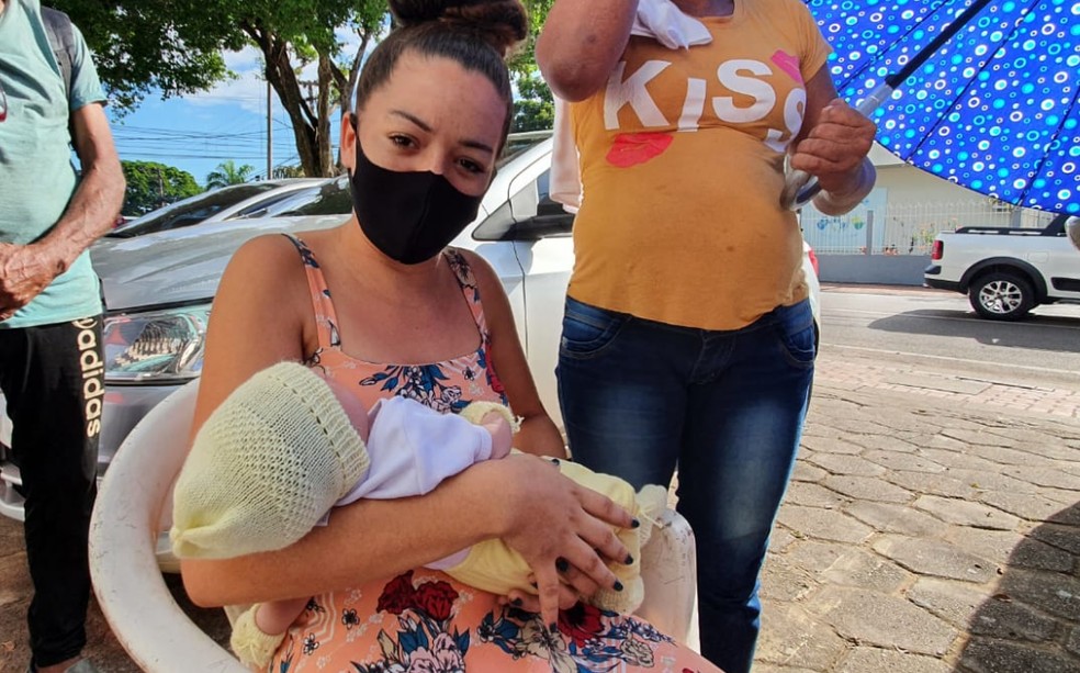 Jarliane de Souza Xavier, veio de Boca do Acre, chegou às 4h desta terça, mas não conseguiu ser atendida — Foto: Andryo Amaral/Rede Amazônica
