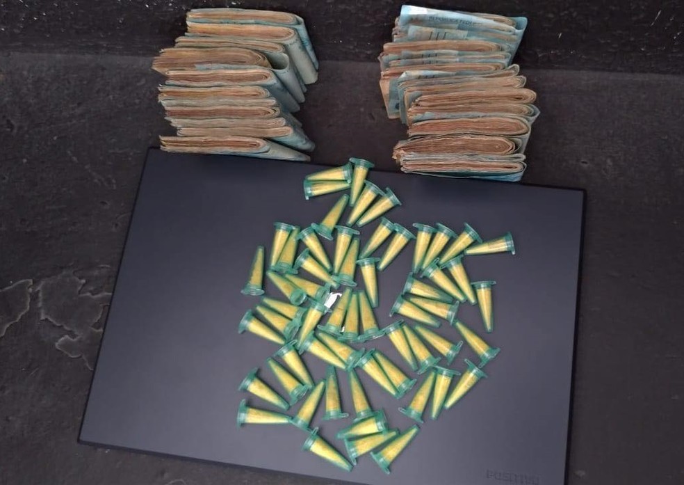 Drogas, notebook e R$ 25 mil foram apreendidos com suspeito em Salto — Foto: Divulgação / GCM