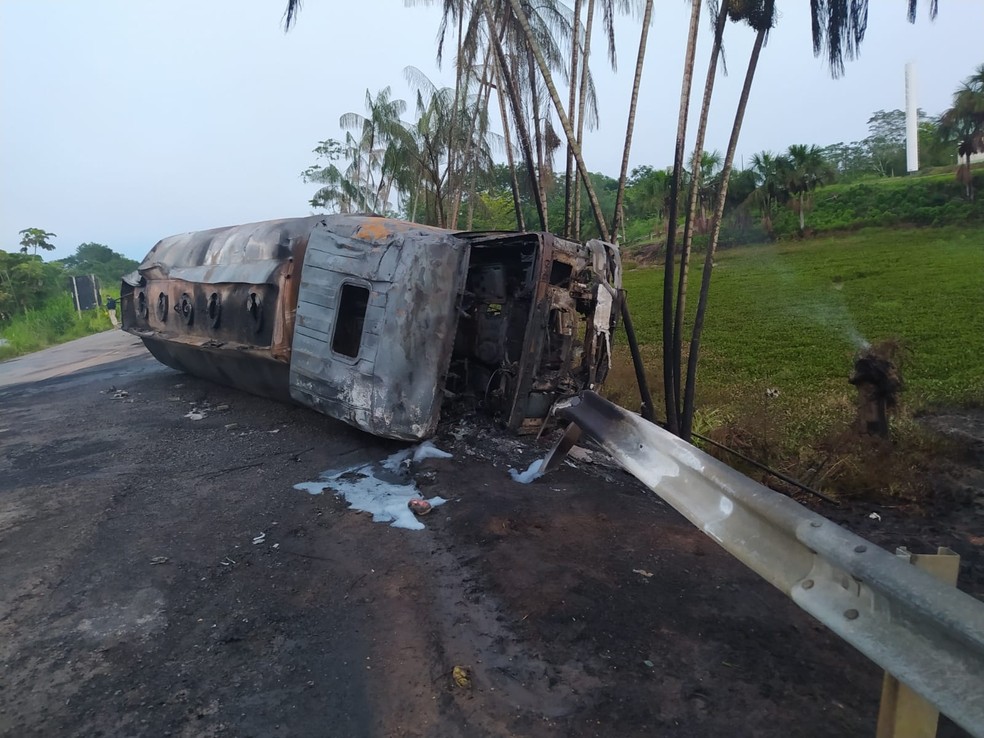 Caminhão-tanque explodiu na BR-364 após tombar na rodovia — Foto: PRF/Divulgação