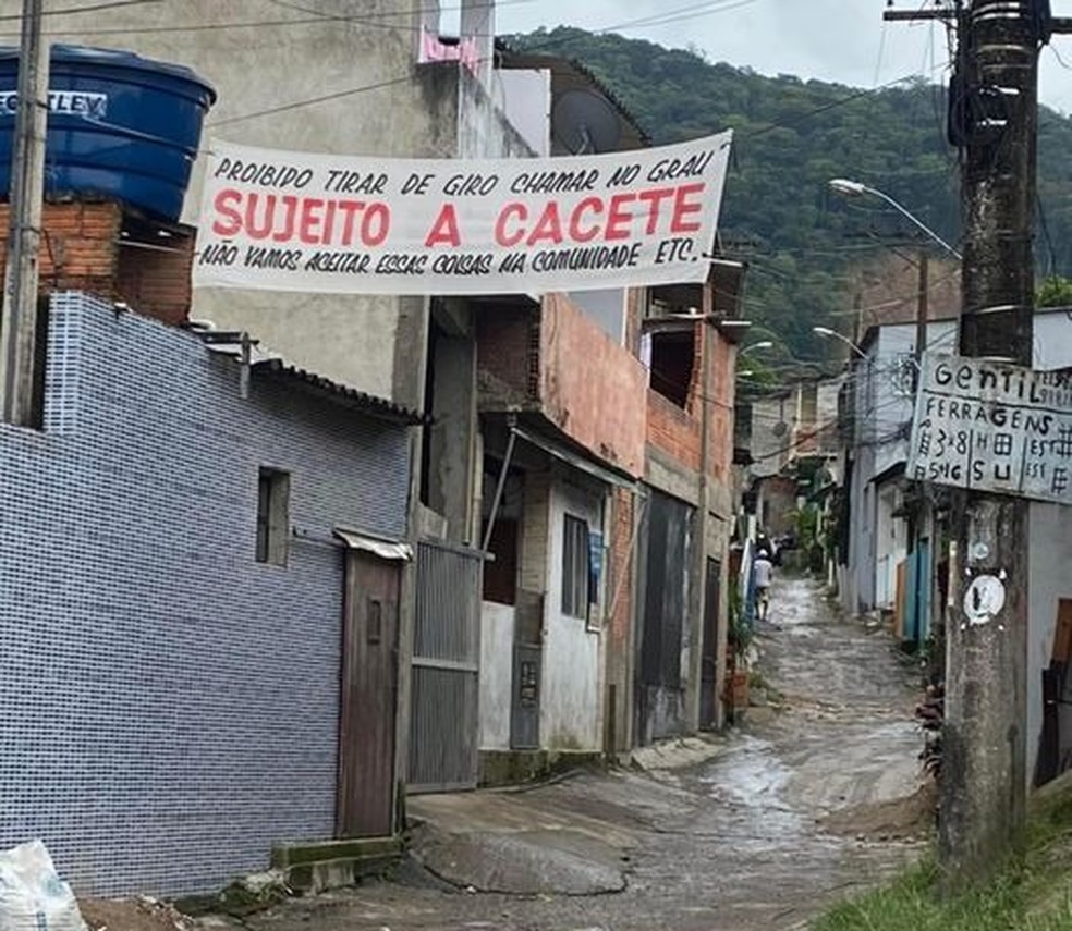 Comunidade da Barreira também colocou faixa em Guarujá, SP — Foto: Reprodução/Tudo Sobre o Guarujá