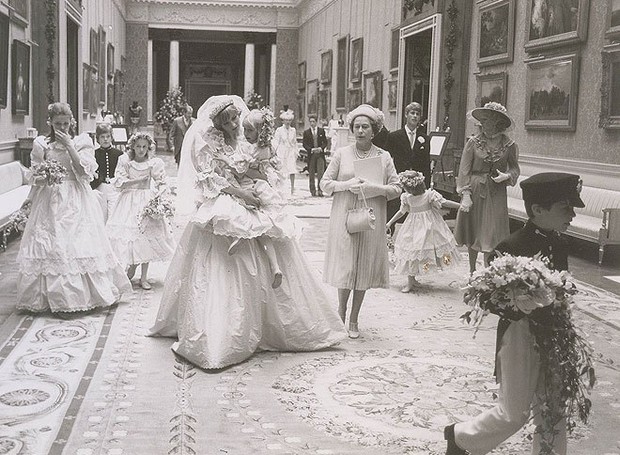 Damas de honra cercam a Princesa e o Príncipe (Foto: prevnext RR Auction/Splash News Online/ Reprodução)