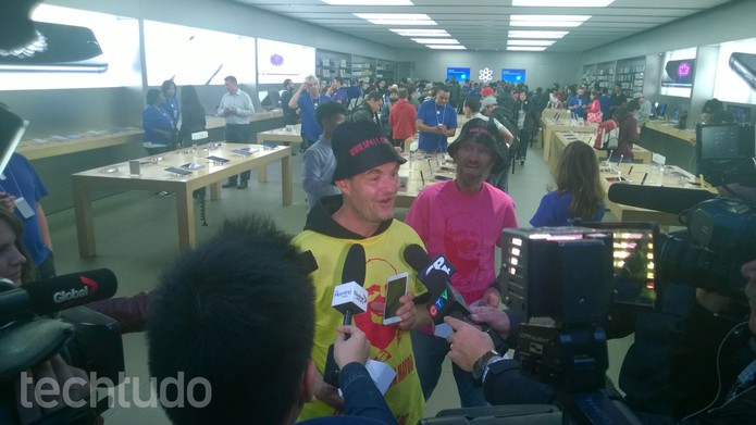 Frank Crankon já conseguiu comprar o iPhone 6 Plus na loja em Toronto, no Canadá (Foto: Elson de Souza/TechTudo)