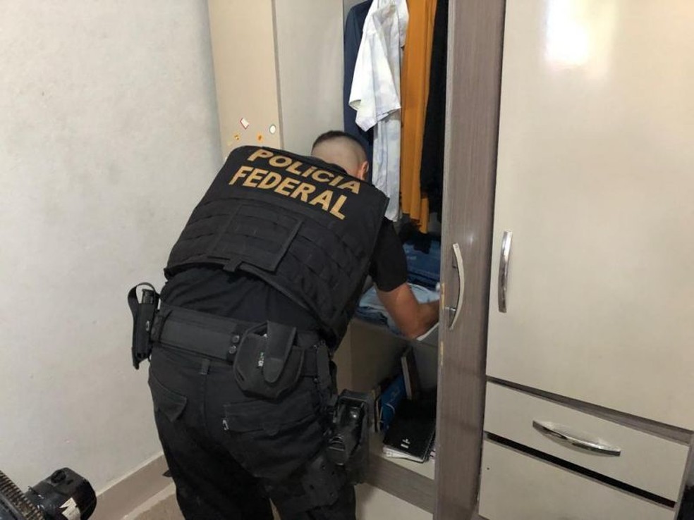 PF cumpre mandado de busca e apreensão na casa de suspeito de armazenar pornografia infantil — Foto: PD/Divulgação