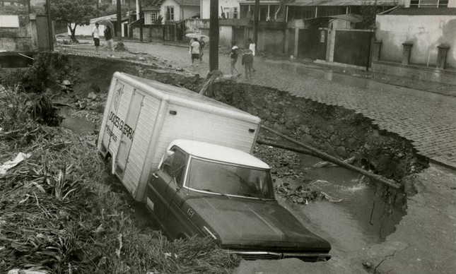 Tragédia em Petrópolis: Caminhão engolido por cratera, em 1988