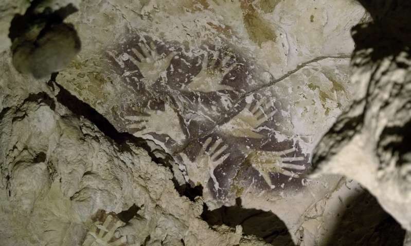 Marcas de mãos descobertas na caverna na Indonésia (Foto: Kinez Riza)