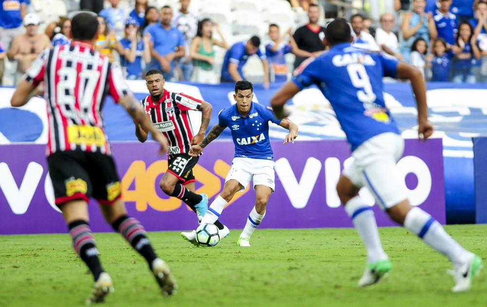 Romero se coloca à disposição para seguir na lateral e desmente saída do Cruzeiro