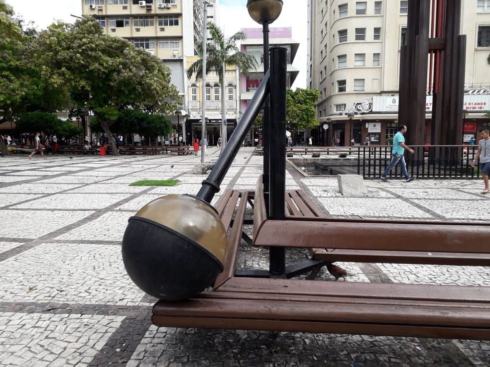 Luminaria Cai Sobre Banco Na Praca Do Ferreira Em Fortaleza Outros Dois Postes Tombaram Ao Serem Arrastados Por Veiculos Ceara G1