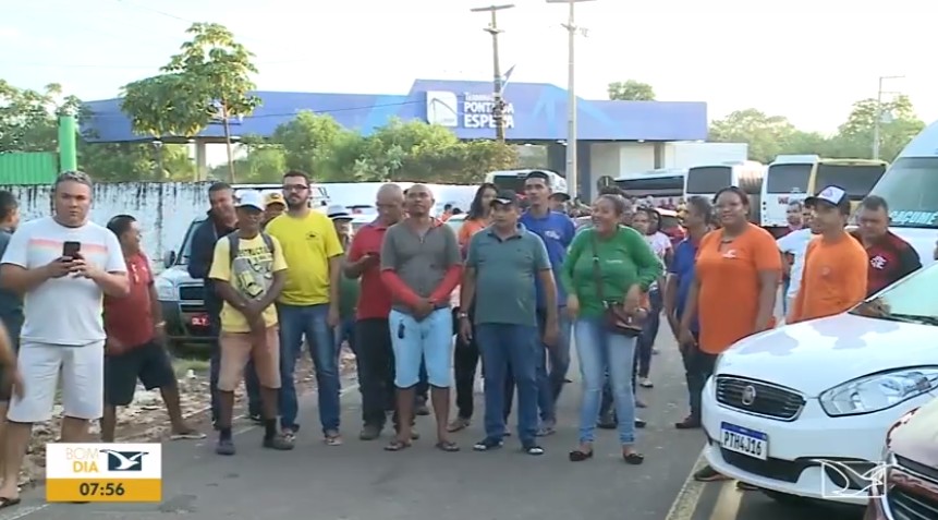 Trabalhadores de cooperativas de vans fazem protesto em terminais de ferryboat no Maranhão