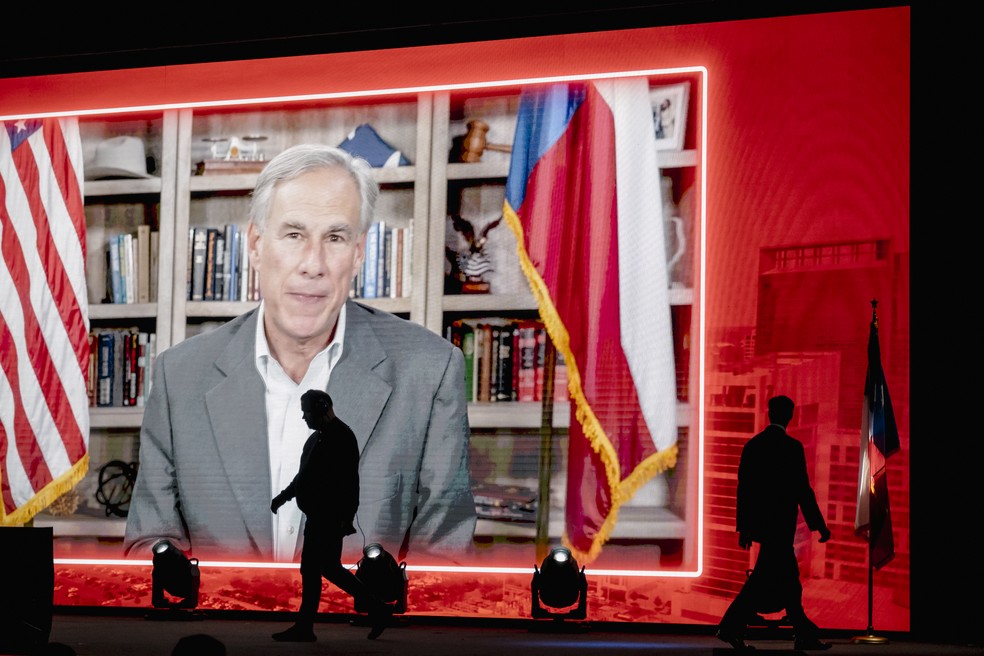 O governador do Texas, Gregg Abbott, em discurso durante conferência da NRA — Foto: Mark Abramson/The New York Times