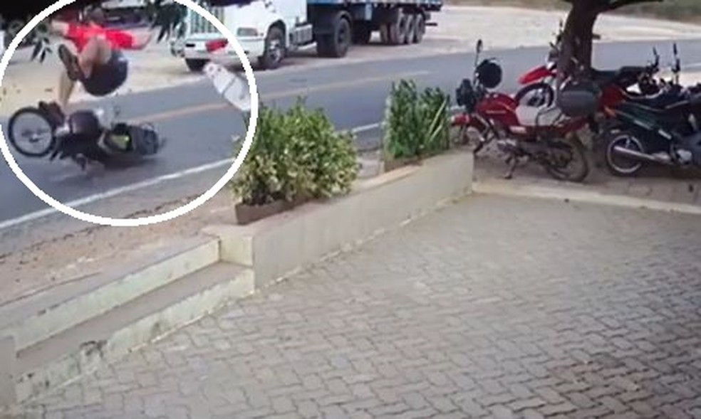 Advogado Manuelito Magalhães foi arremessado após ter a moto atingida por uma caminhonete na CE-257, em Santa Quitéria, no interior do Ceará — Foto: Reprodução