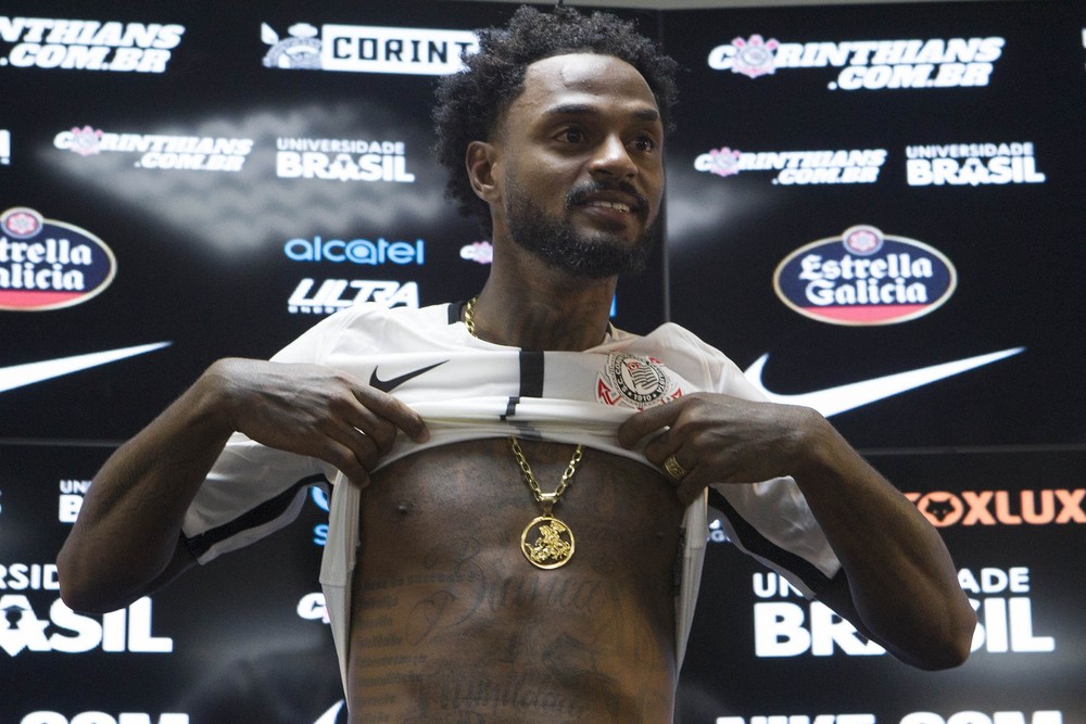 Renê Júnior é apresentado no Corinthians e destaca devoção a São Jorge